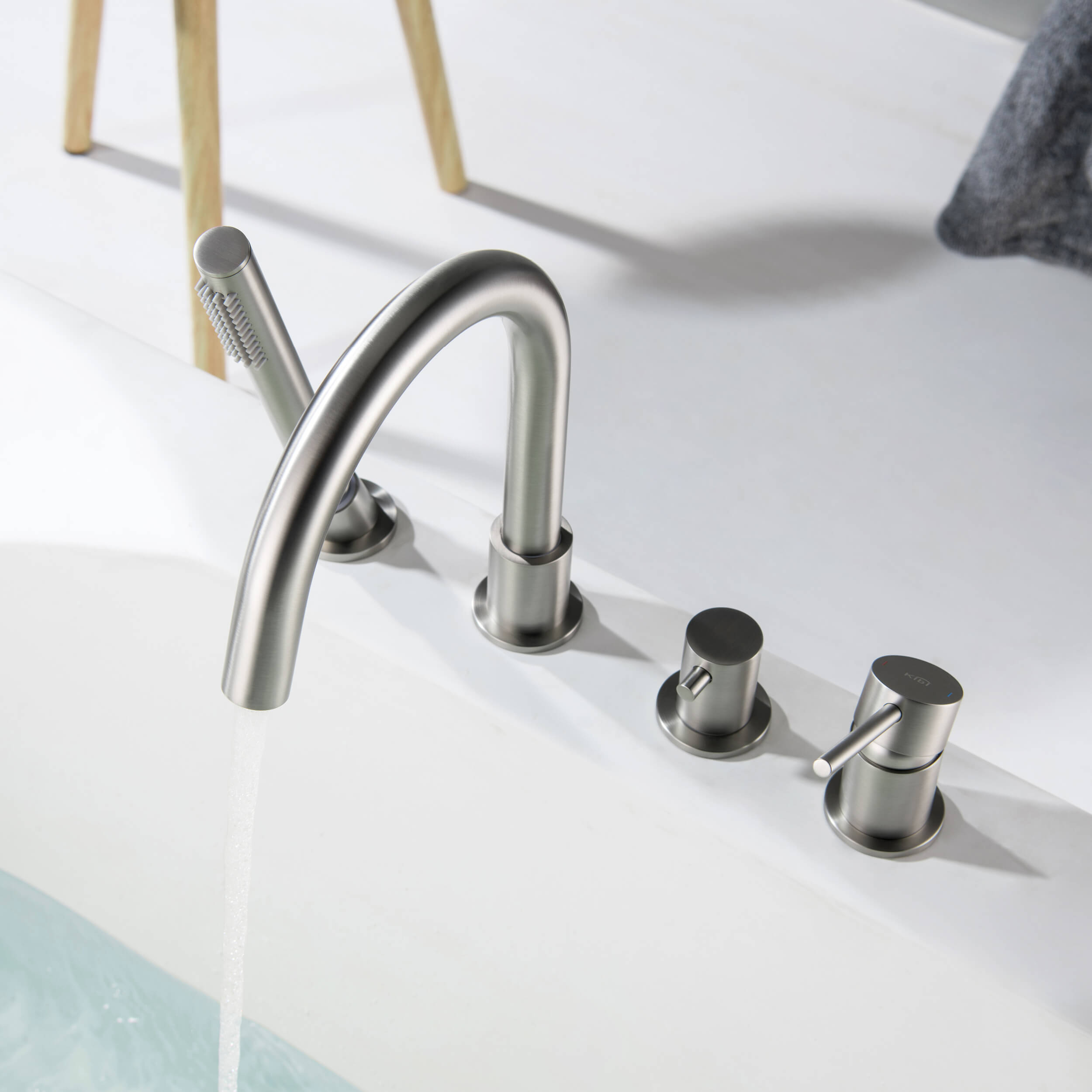 Circular Deck Mounted Bathtub Faucet with Hand Shower KTF3101